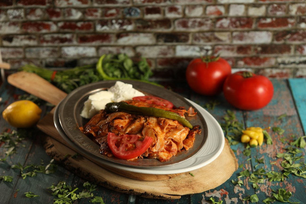 Iskender : döner sur pain, sauce tomate et yaourt